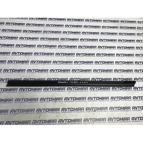Уплотнитель двери передней правой внутренний Peugeot 308 2013-2021 9677881580